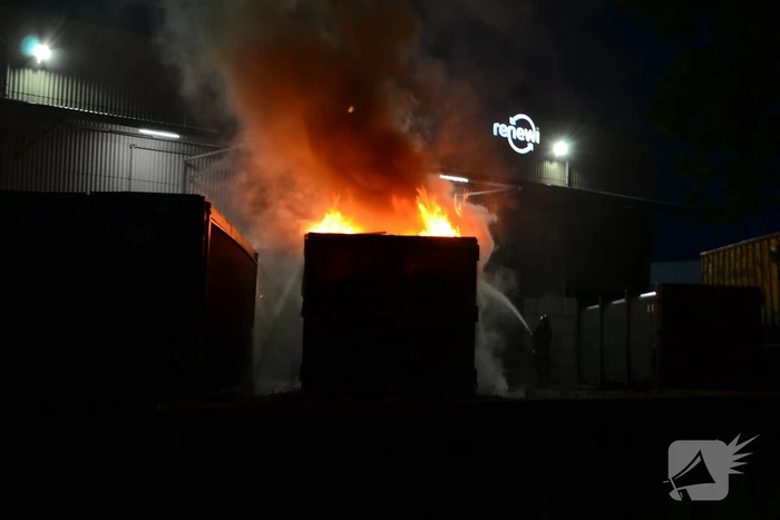 Hoge vlammen bij brand in container
