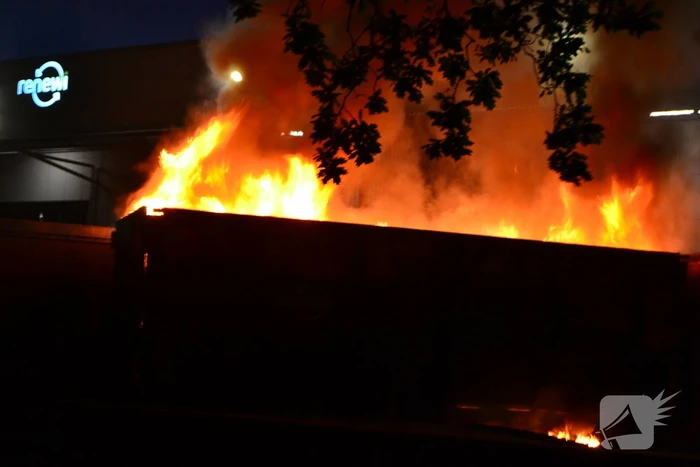 Hoge vlammen bij brand in container