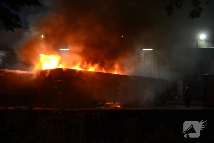 Hoge vlammen bij brand in container