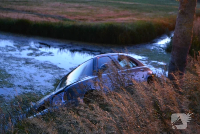 Auto vliegt uit de bocht en belandt in sloot