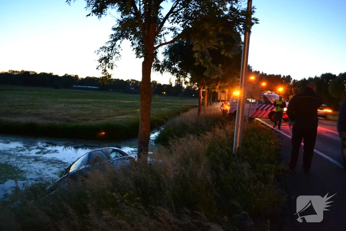 Auto vliegt uit de bocht en belandt in sloot