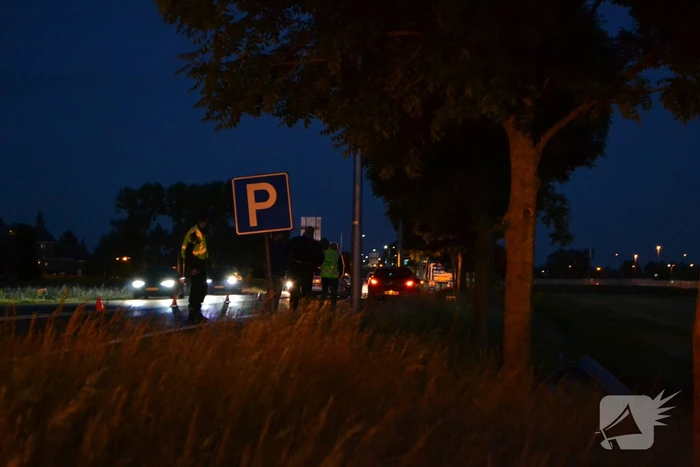 Auto vliegt uit de bocht en belandt in sloot