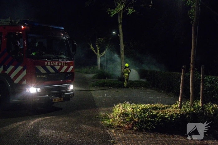 Brand in struiken op parkeerterrein voetbalvereniging