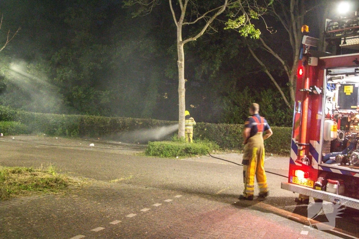 Brand in struiken op parkeerterrein voetbalvereniging