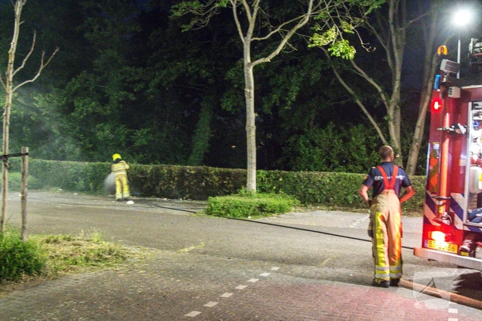 Brand in struiken op parkeerterrein voetbalvereniging