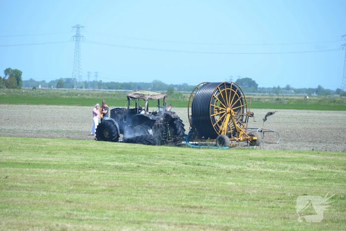 Tractor brandt volledig uit