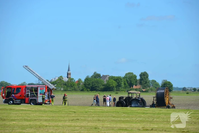 Tractor brandt volledig uit