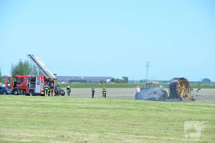 Tractor brandt volledig uit