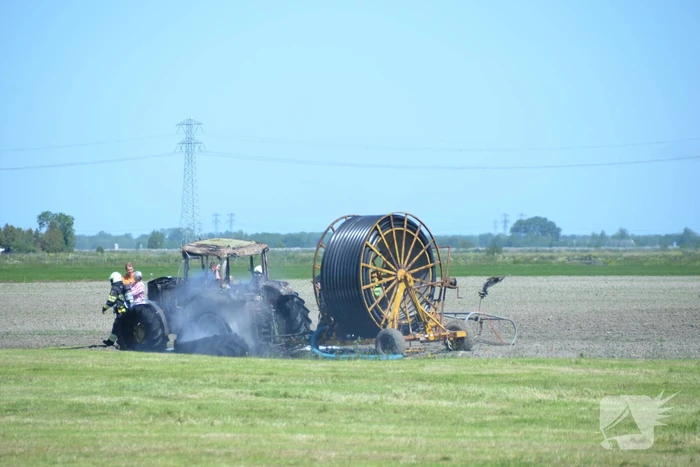 Tractor brandt volledig uit