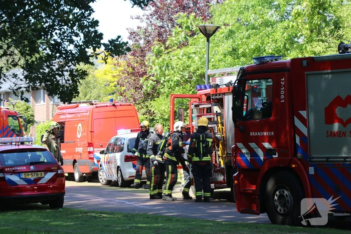 Uitslaande brand in rietendak van woning