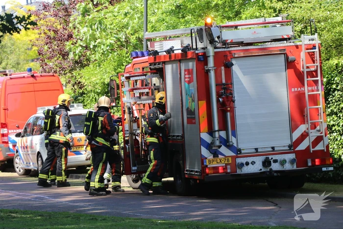 Uitslaande brand in rietendak van woning