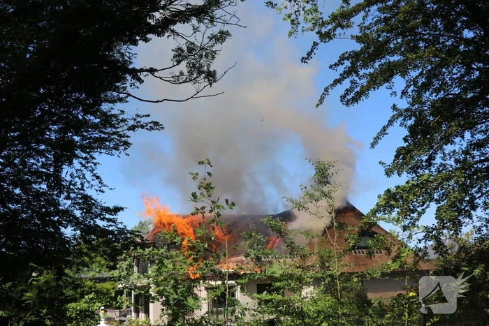 Uitslaande brand in rietendak van woning