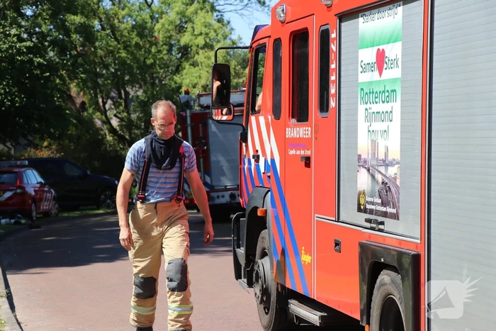Uitslaande brand in rietendak van woning