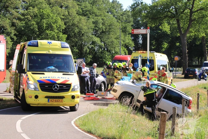 Vrachtwagen botst met personenwagen, twee gewonden