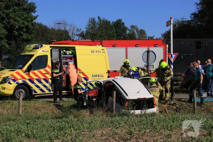 Vrachtwagen botst met personenwagen, twee gewonden