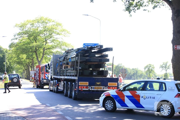 Vrachtwagen botst met personenwagen, twee gewonden