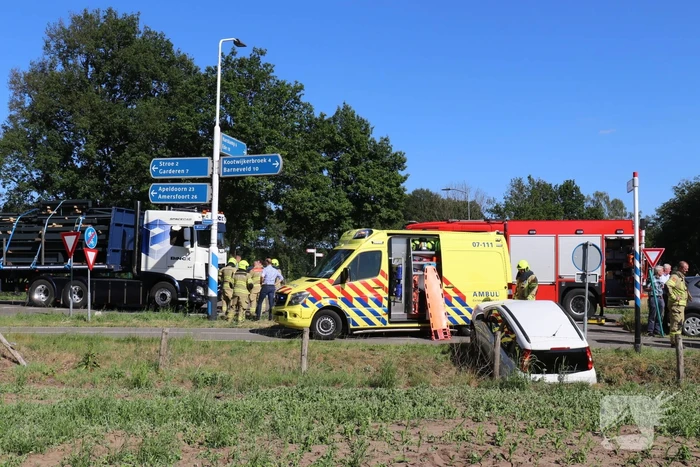 Vrachtwagen botst met personenwagen, twee gewonden