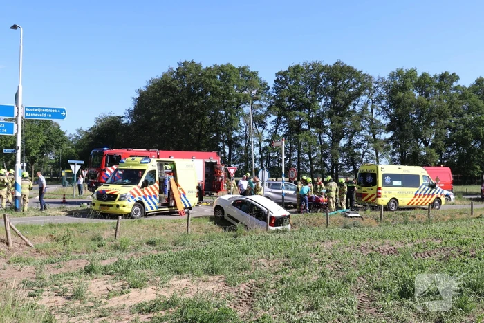 Vrachtwagen botst met personenwagen, twee gewonden