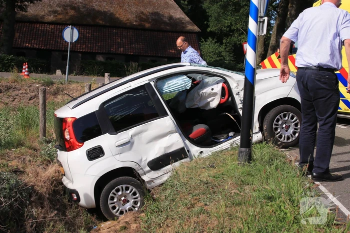 Vrachtwagen botst met personenwagen, twee gewonden