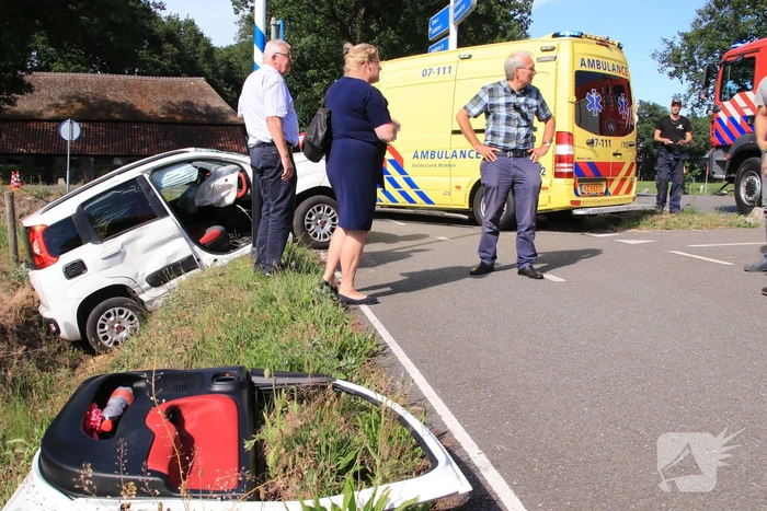 Vrachtwagen botst met personenwagen, twee gewonden