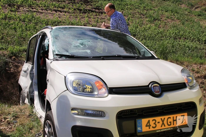 Vrachtwagen botst met personenwagen, twee gewonden