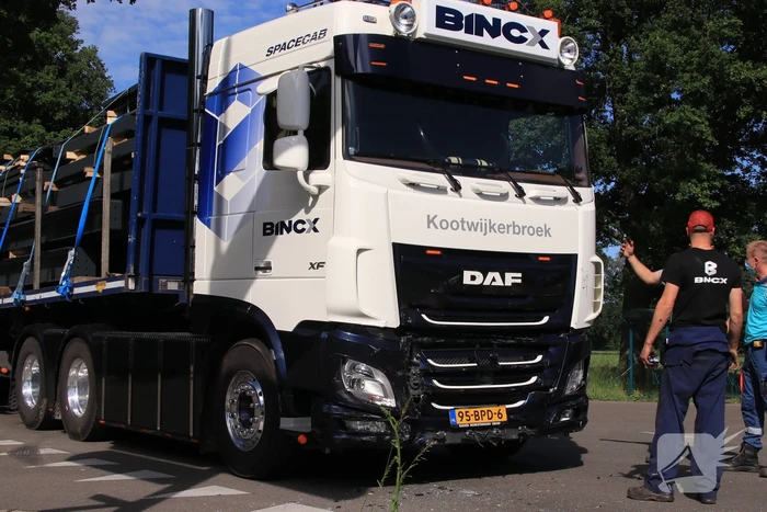Vrachtwagen botst met personenwagen, twee gewonden