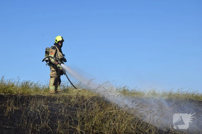 Flink stuk dijk in brand