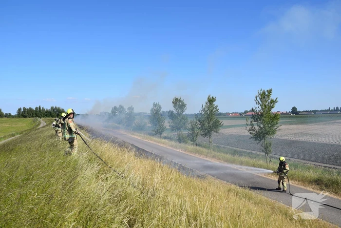 Flink stuk dijk in brand