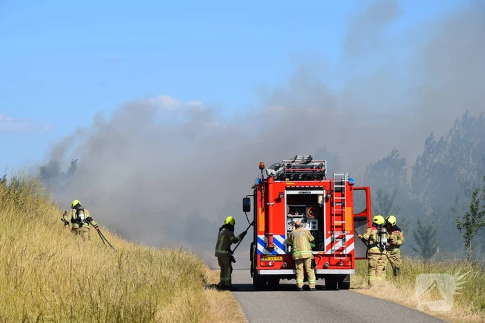 Flink stuk dijk in brand