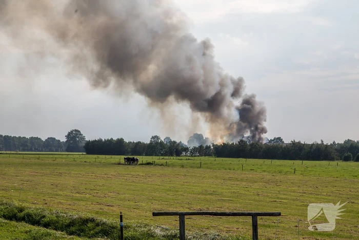 Brand dreigt over te slaan naar veeschuur
