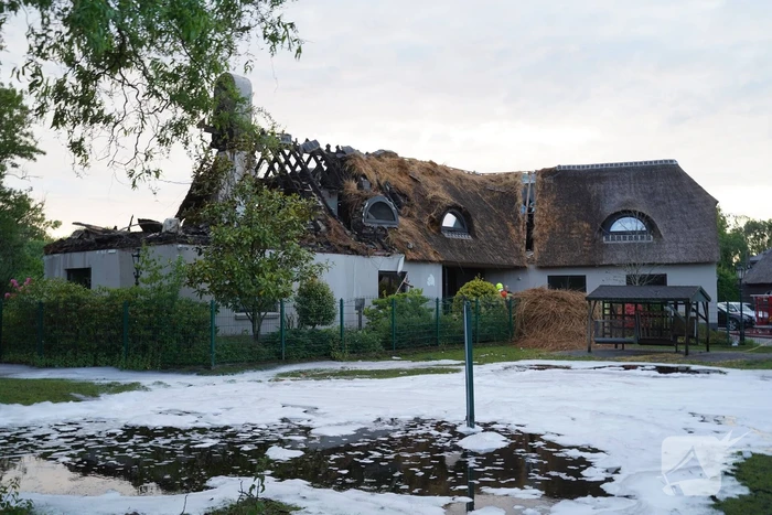 Ravage na brand in rietgedekt dak van woning