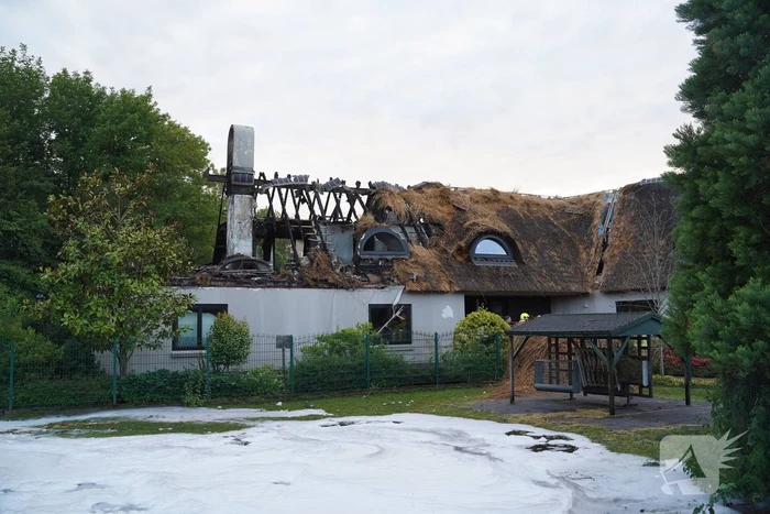 Ravage na brand in rietgedekt dak van woning