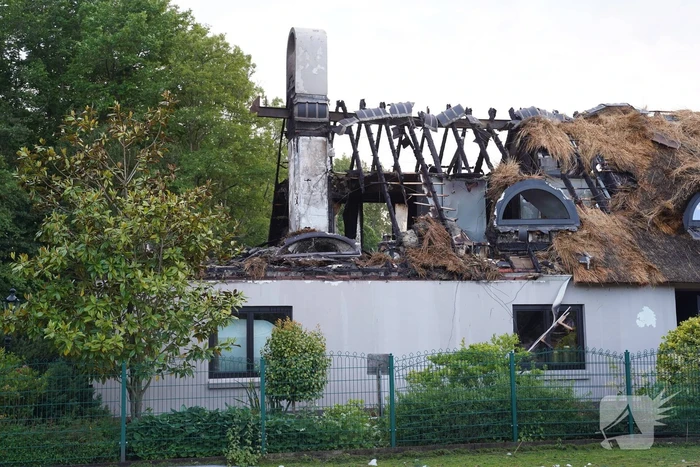 Ravage na brand in rietgedekt dak van woning