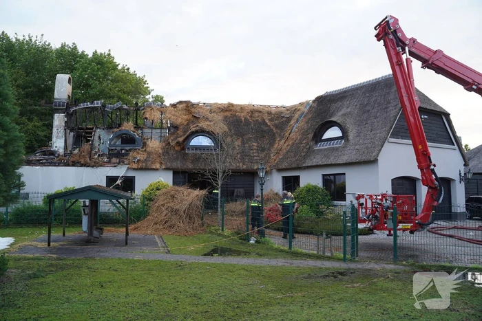 Ravage na brand in rietgedekt dak van woning