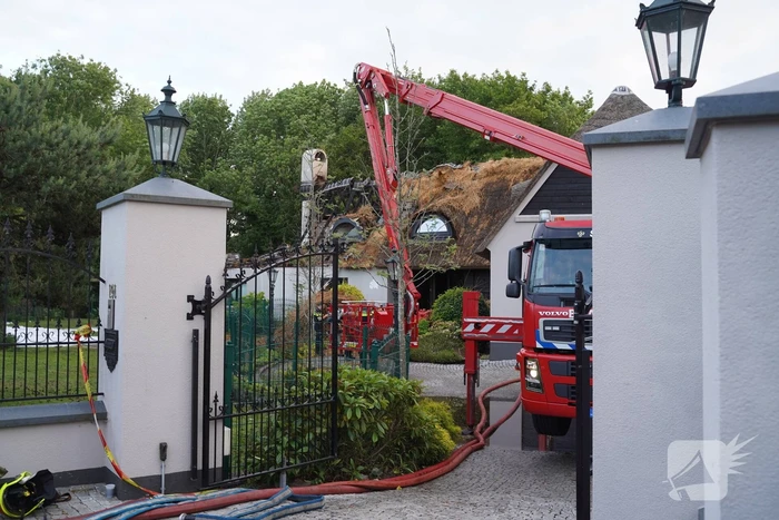 Ravage na brand in rietgedekt dak van woning