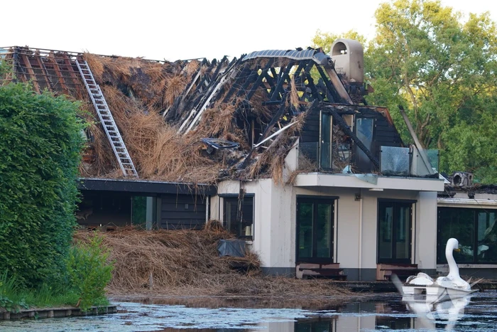 Ravage na brand in rietgedekt dak van woning