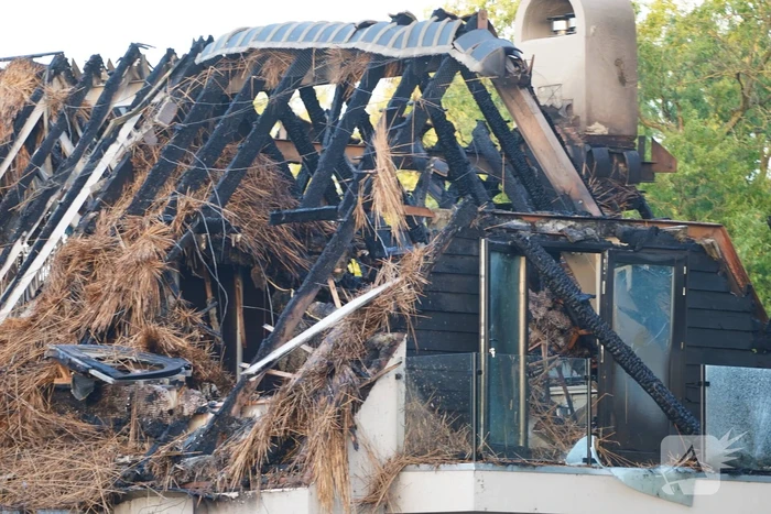 Ravage na brand in rietgedekt dak van woning