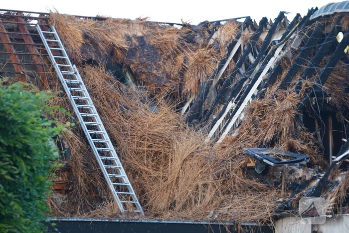 Ravage na brand in rietgedekt dak van woning