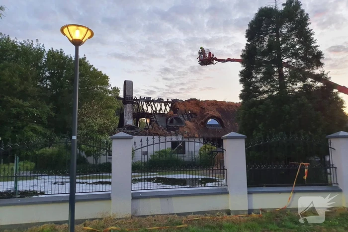 Ravage na brand in rietgedekt dak van woning