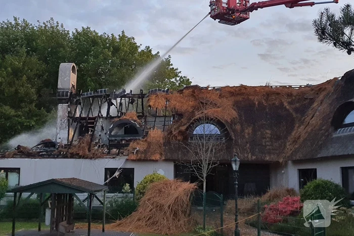 Ravage na brand in rietgedekt dak van woning