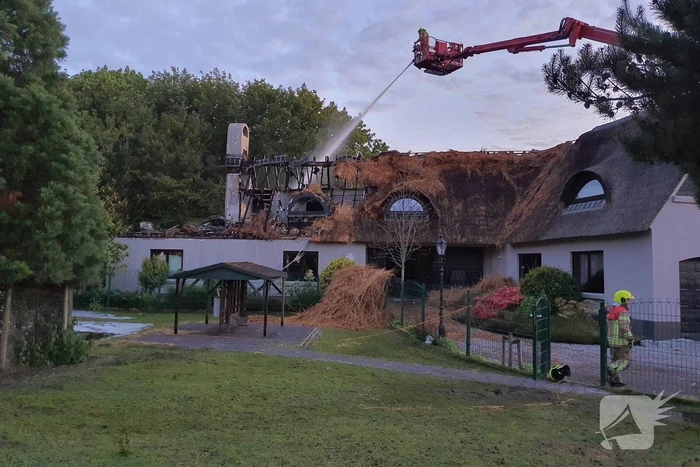 Ravage na brand in rietgedekt dak van woning