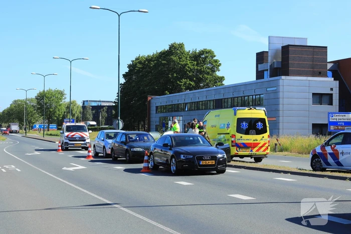 Drie auto's botsen voor stoplicht
