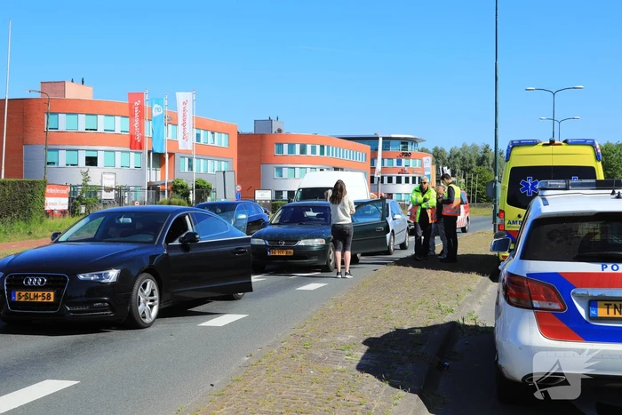 Drie auto's botsen voor stoplicht