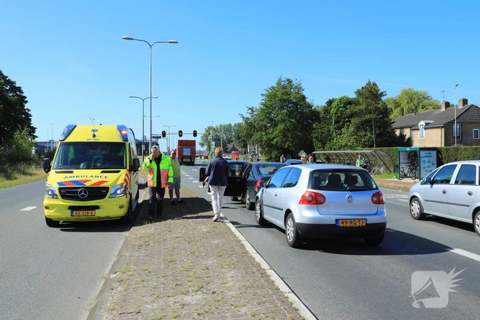 Drie auto's botsen voor stoplicht