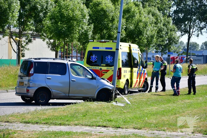 Flinke schade na botsing op lantaarnpaal