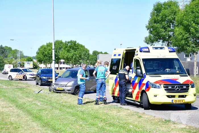 Flinke schade na botsing op lantaarnpaal