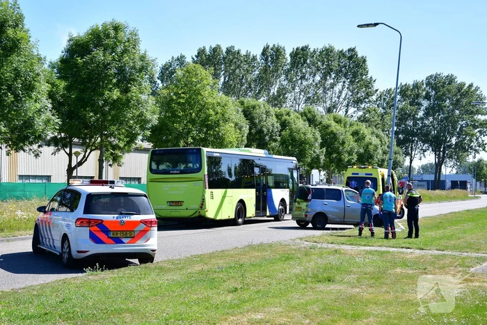 Flinke schade na botsing op lantaarnpaal