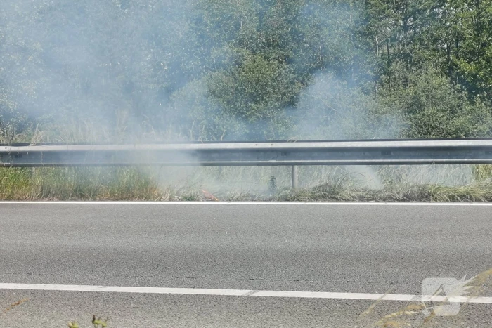 Flinke rookontwikkeling bij bermbrand langs snelweg