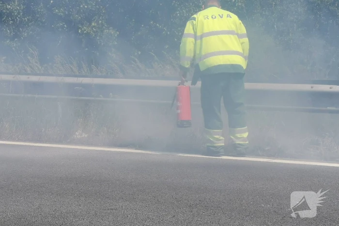 Flinke rookontwikkeling bij bermbrand langs snelweg