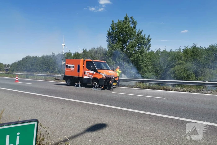 Flinke rookontwikkeling bij bermbrand langs snelweg